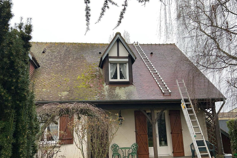 Démoussage d'une toiture de particulier à Tracy-sur-Loire 58